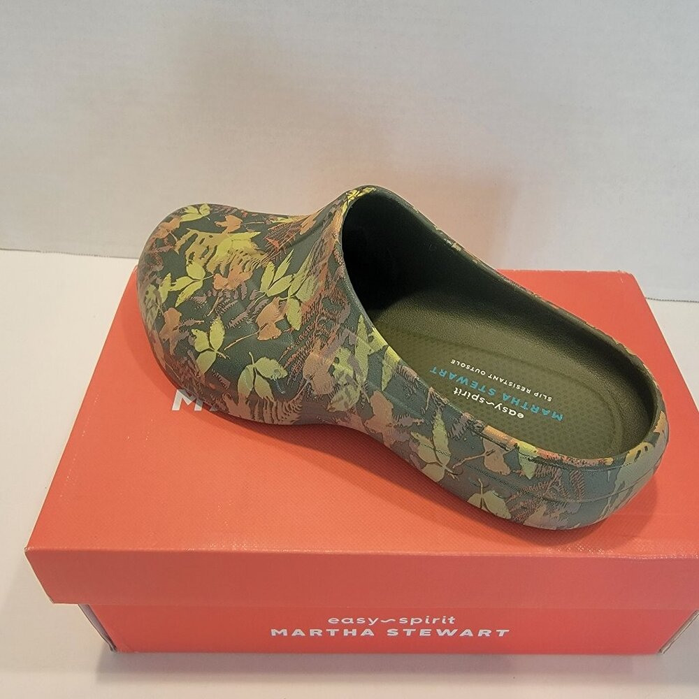 EASY SPIRIT "MARTHA STEWART" TGARDEN SLIP RESISTANT CLOGS, SIZE 6 GREEN